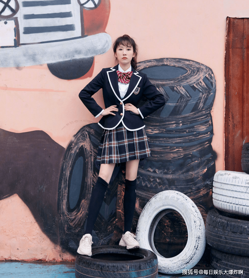 快40的李念扮少女也不违和 穿jk学生服美回18岁 扎高马尾好活泼