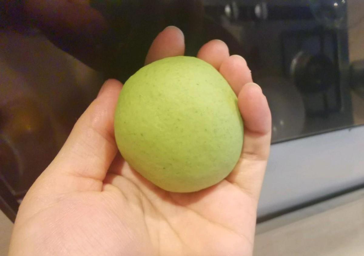 6,继续捏成莲蓬的形状,用牙签戳几个小孔.7,再搓一些小芝麻的形状.