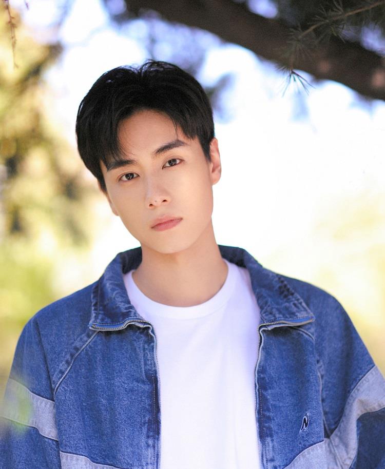 胡一天晒5年前后对比照,近况少年感爆棚,颜值依旧长在了审美上