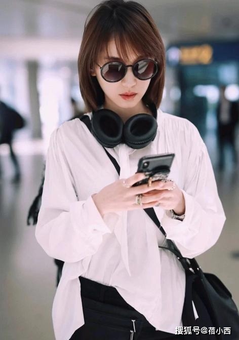 王子文越恋爱越会穿,简单白衬衫配破洞牛仔裤,穿出了170既视感