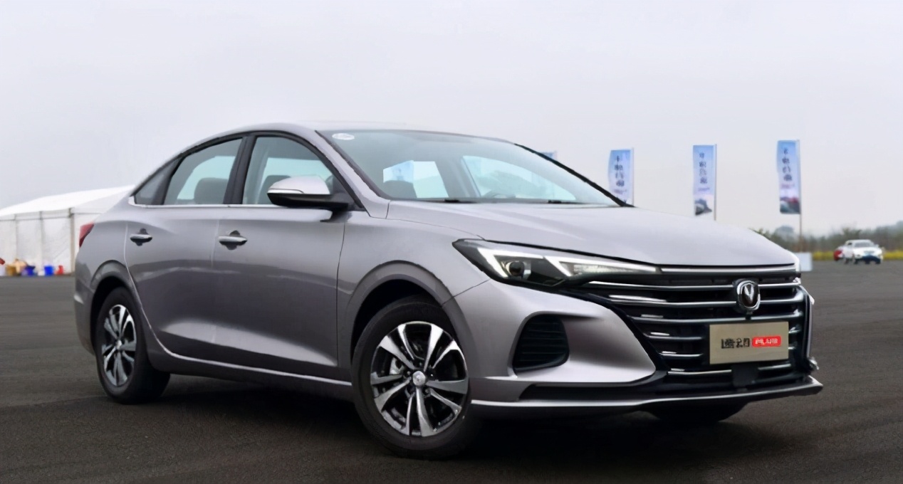 外观潮流,内饰优秀,新款长安逸动plus实力一览