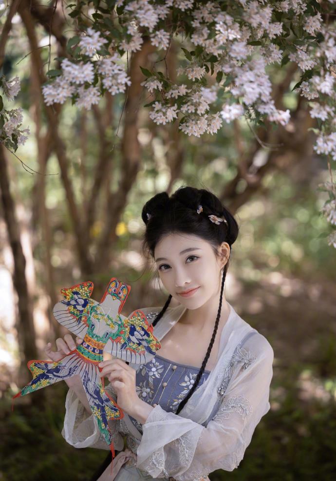 暖暖初夏季,冯提莫汉服造型带你体验不一样的国风美_少女
