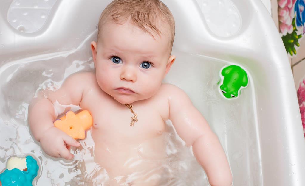 一步一步 给宝宝洗个舒服的澡 浴缸