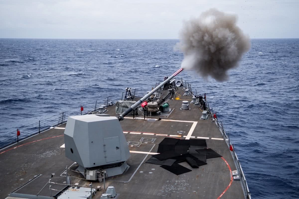 现代舰船防空系统已经足够强大,为什么还需要安装舰炮?