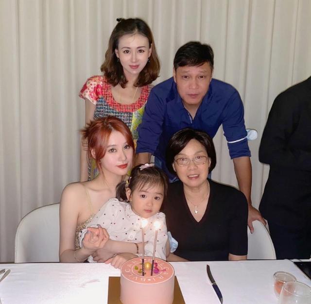 范志毅第一任妻子罕见现身!女儿携土豪男友与母亲聚餐