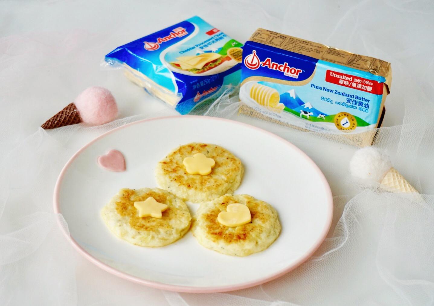 煎小银鱼饼煎好的鱼饼还可以搭配 一些芝士,用模具做出来的芝士片,能