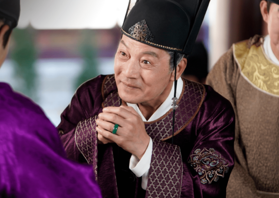 里,有位反派公公秦栾,就是总政话剧团的国家一级演员穆怀虎饰演的