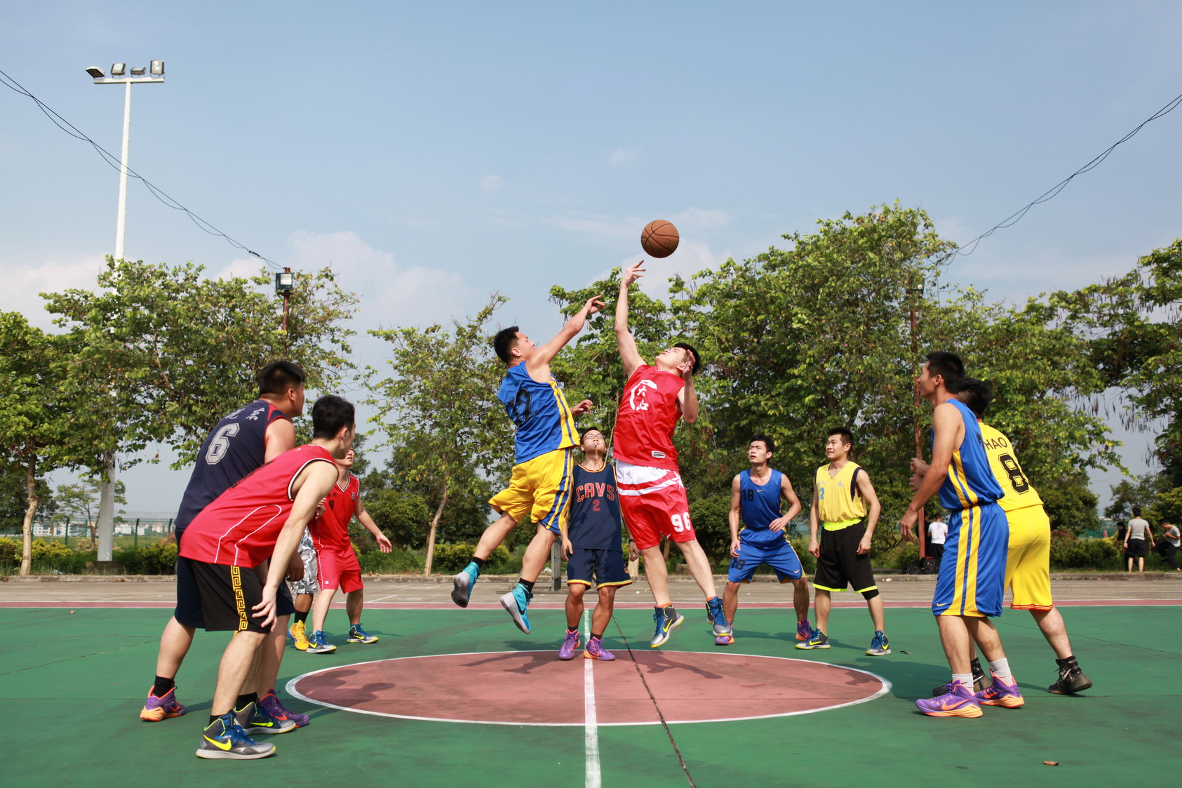 为何篮球比赛必须由被犯规的球员罚球,足球比赛可以让队友踢点球