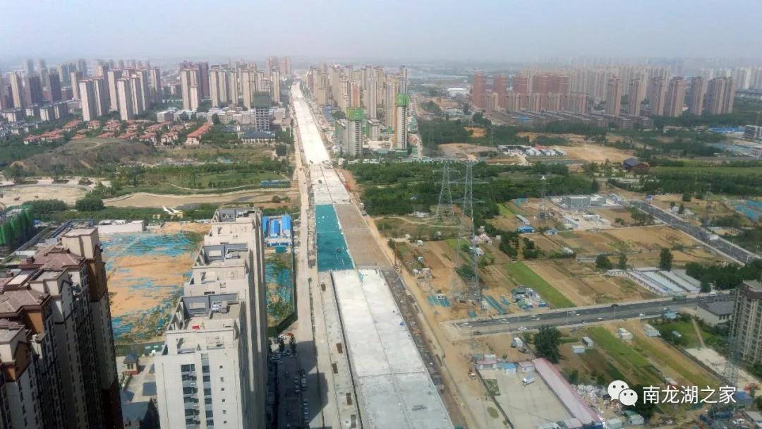 郑新快速路西望,祥云路高架桥面部分基本贯通.