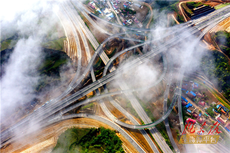 位于庆城县庆城镇教子川的甜永高速混合式互通立交桥云雾缭绕,美轮美