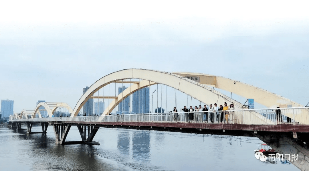 淯阳桥开放首日南阳市民纷纷打卡留念
