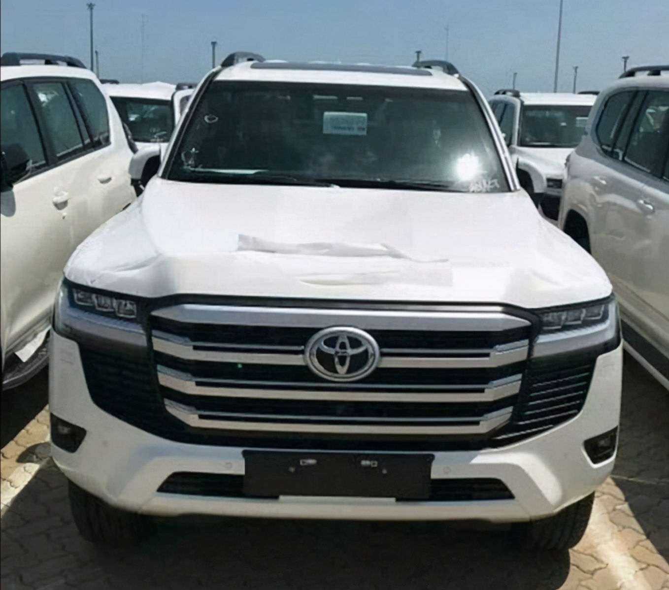 大批丰田陆巡亮相港口新造型35t新引擎实车比宝马x5还帅气