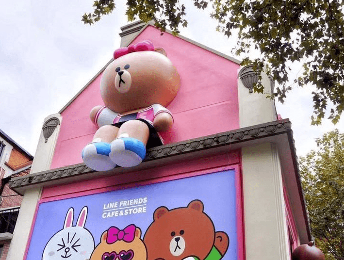 不仅是店内装潢,从咖啡杯纸巾,到甜品饮品,无一例外都有line家族萌萌