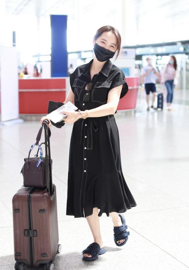 原创邓莎一副好妈妈样穿连衣裙温柔有魅力身材不走形状态真好