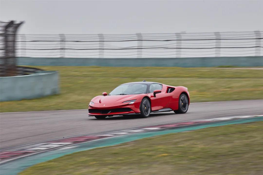 海川品车静悄悄的跃马全燃绽放上赛试驾法拉利sf90stradale
