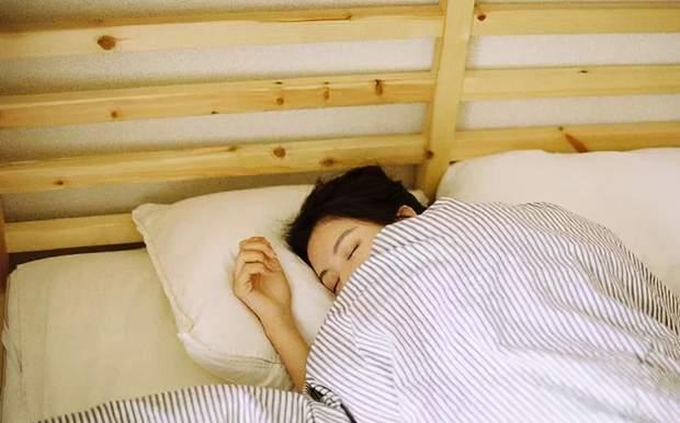 原创男子出差凌晨回家睡觉醒来才知睡错人老婆大度原谅