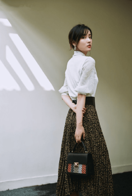 宝藏姐姐吕一戏红人不红37岁无儿女浪姐复出舞蹈一绝