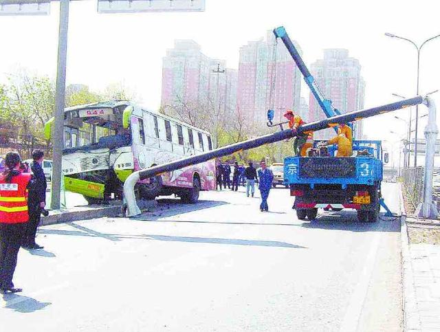 为什么要设置限高杆 3d2ae2a07ef34c38bf85eb20e263ade9.jpeg