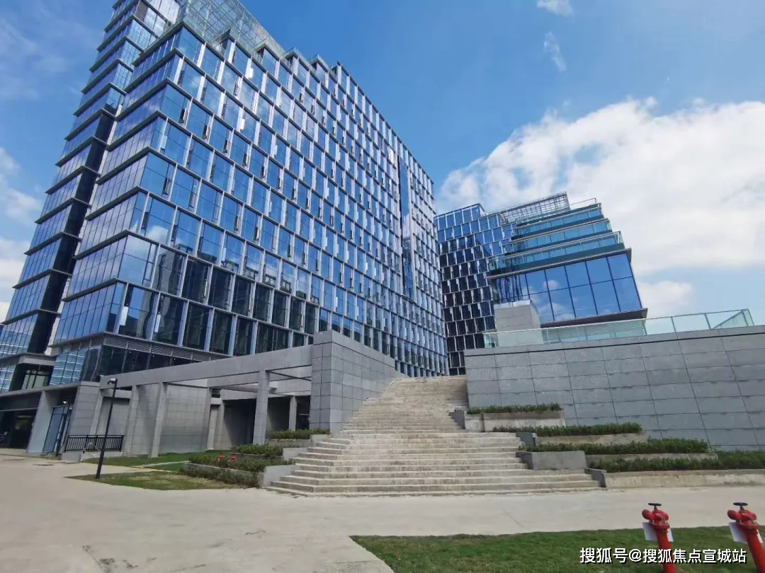 7815全玻璃幕墙,等同于杭州单价10万的蓝色钱江,杭州唯一一个绿城