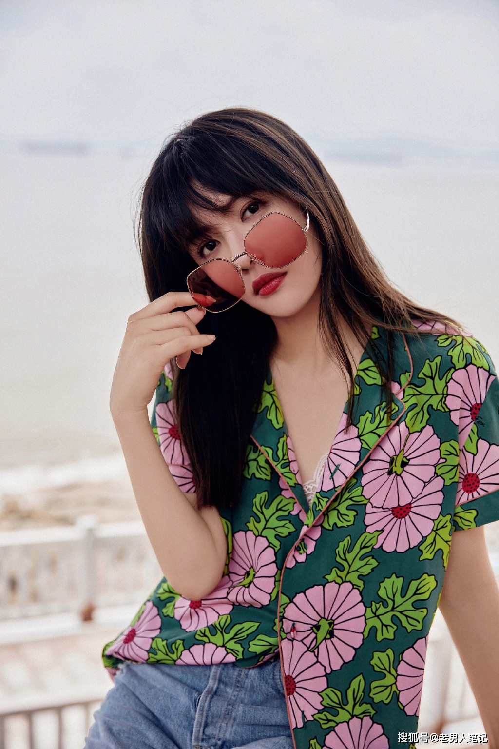 蔡文静绿色雏菊衬衣,清新俏皮元气满满,解锁夏日穿搭的缤纷色彩