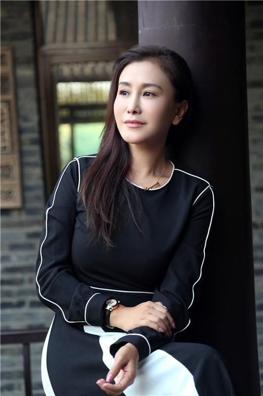 “行业剧女王”王茜：大她23岁的丈夫离世后，她在悲痛中坚强