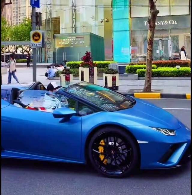 原创邓超开顶级超跑陪孙俪逛街购物两人车里有说有笑就像热恋的情侣