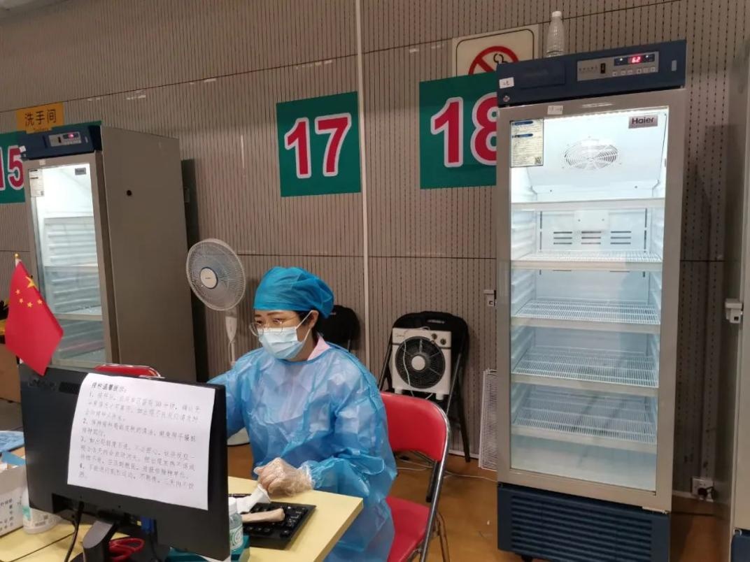 在东风体育馆接种点,记者跟花都区妇幼保健院的护士卓冬燕了解到她的"