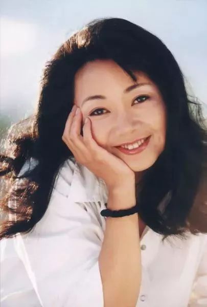 影后萨日娜 陪父亲走出抑郁症后 结果又让她心碎 父母