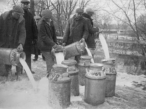 美国大萧条时牛奶倒在地上也不让穷人白喝是资本家太丑恶了吗