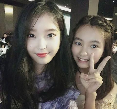 iu参加刘仁娜经纪人的婚礼照曝光身姿挺拔仿佛看到满月社长