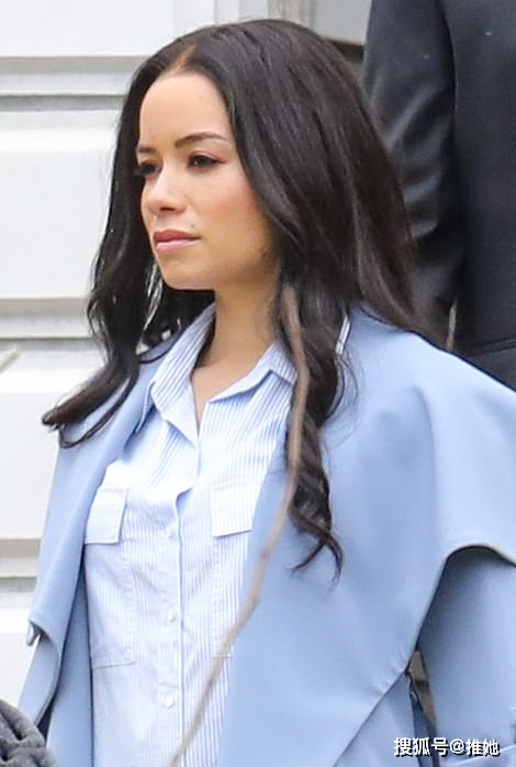 而旁边被灌木丛挡住的迪恩,一副十足的跟班"哈里"的样子.