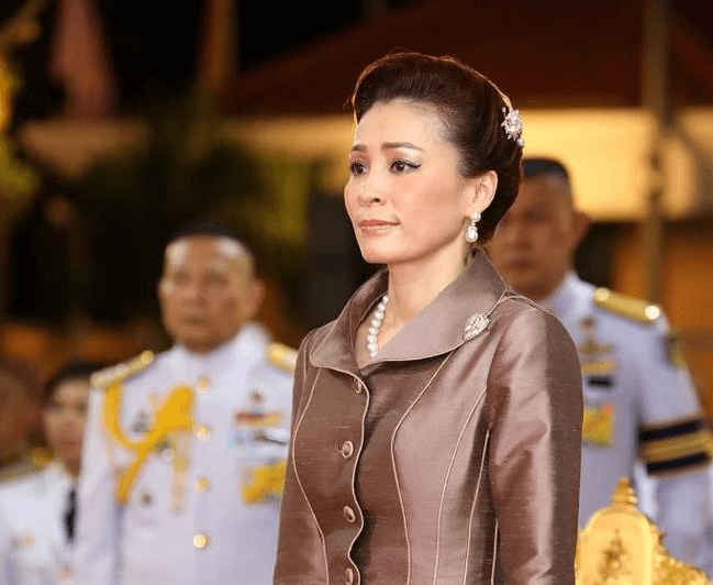 泰王室发布献祭坛规格高有仪式王后转发并配文女王万岁