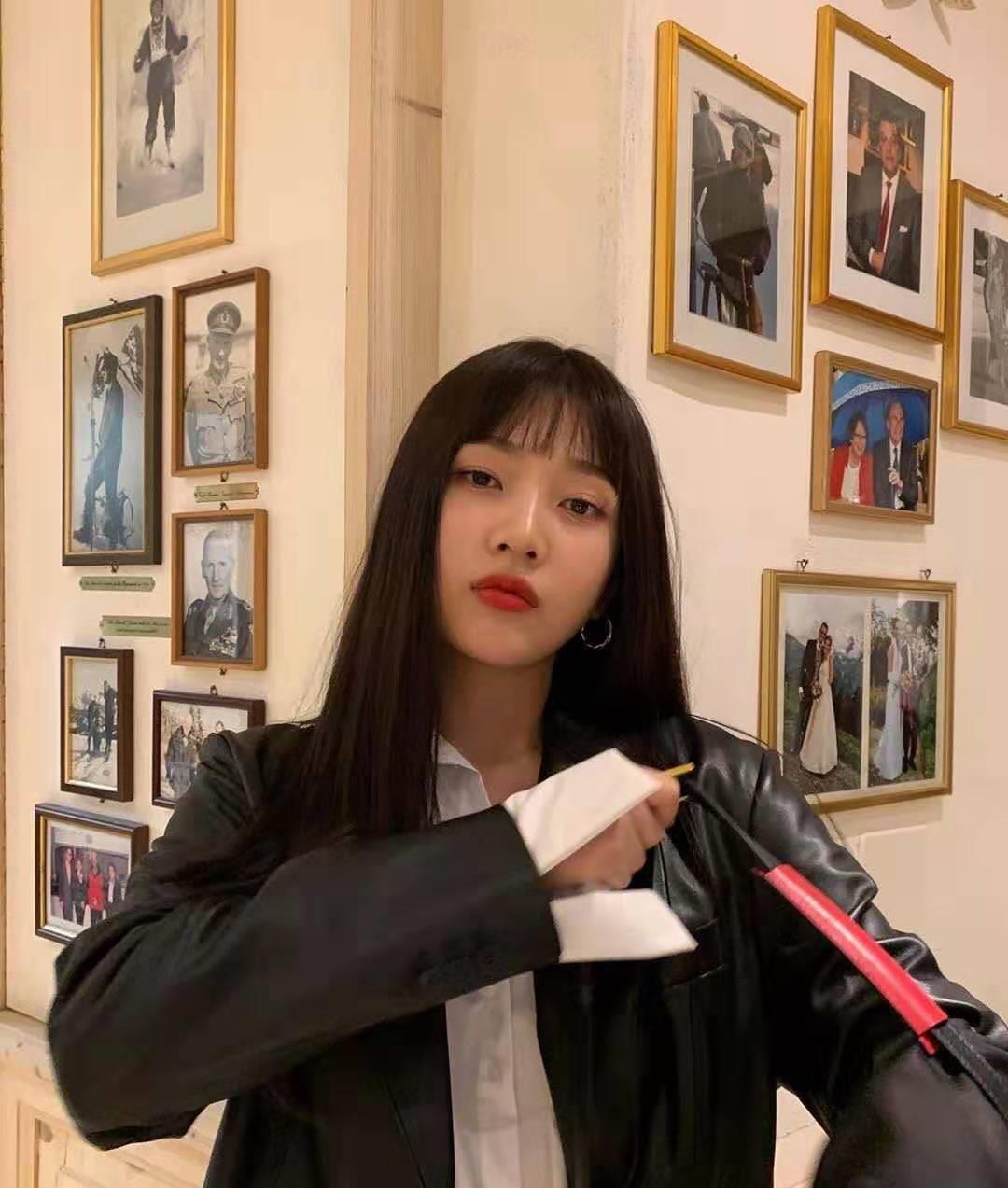 原创朴秀荣黑色皮衣玩酷炫风,齐刘海造型被吐槽脸长,造型师该换了