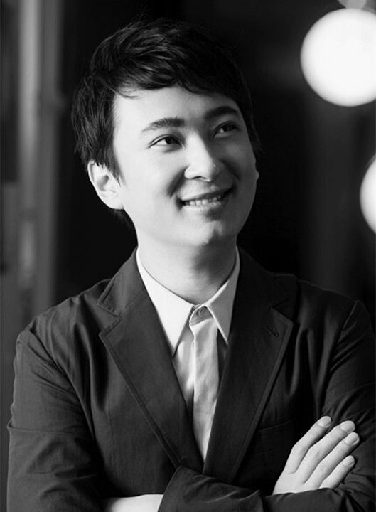 王思聪深夜现身酒吧，白衣美女作陪身材窈窕，乘千万元红跑车离去