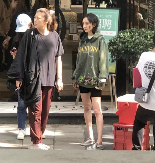杨幂拍戏被偶遇,穿短裤秀纤细美腿