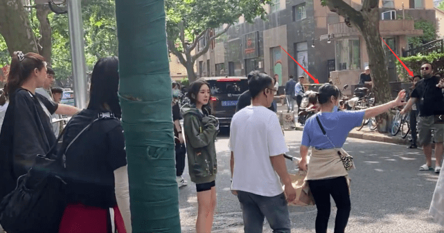 杨幂拍戏被偶遇,穿短裤秀纤细美腿