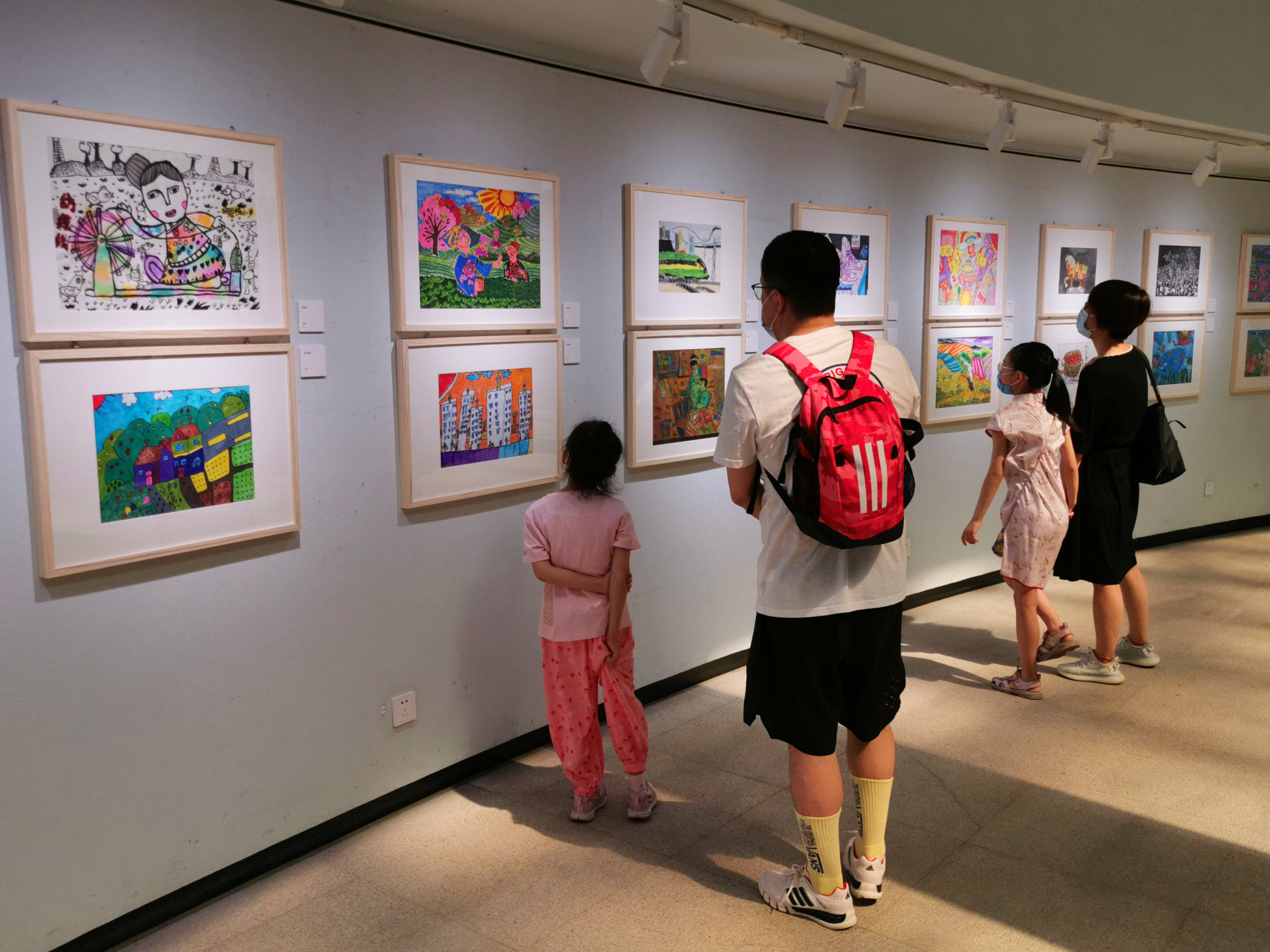 用画笔描绘"花朵"的爱党爱国情怀 2021陕西省少儿美术作品展开幕