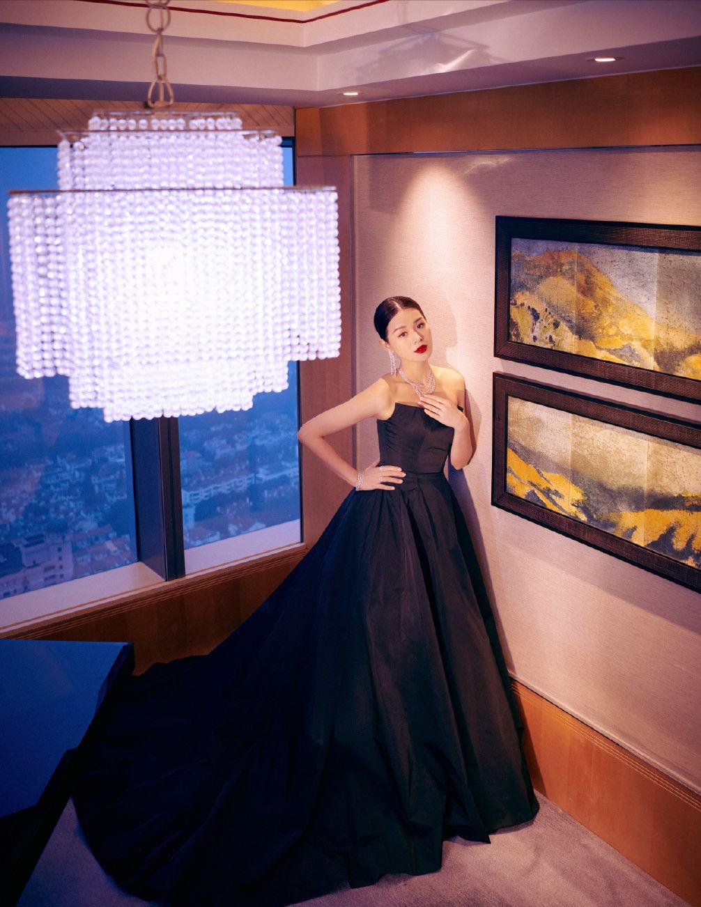 胡杏儿有身材撑腰裙子深v还开叉一身高级黑长裙衬出嫩白肌肤