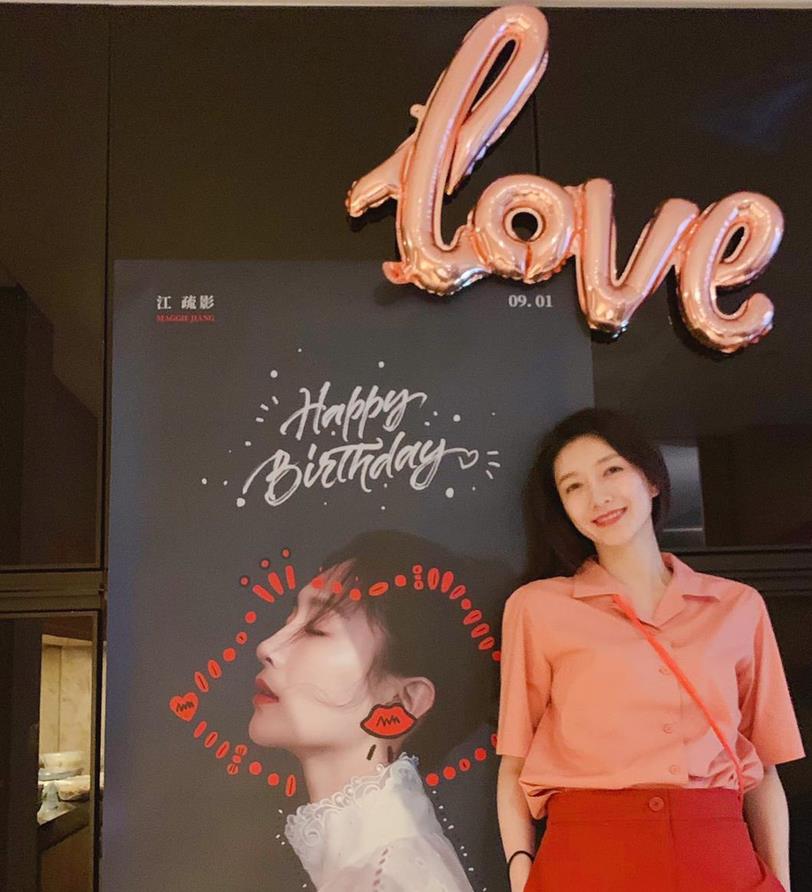 原创江疏影32岁生日照穿红色套装甜美优雅只是笑起来法令纹略重