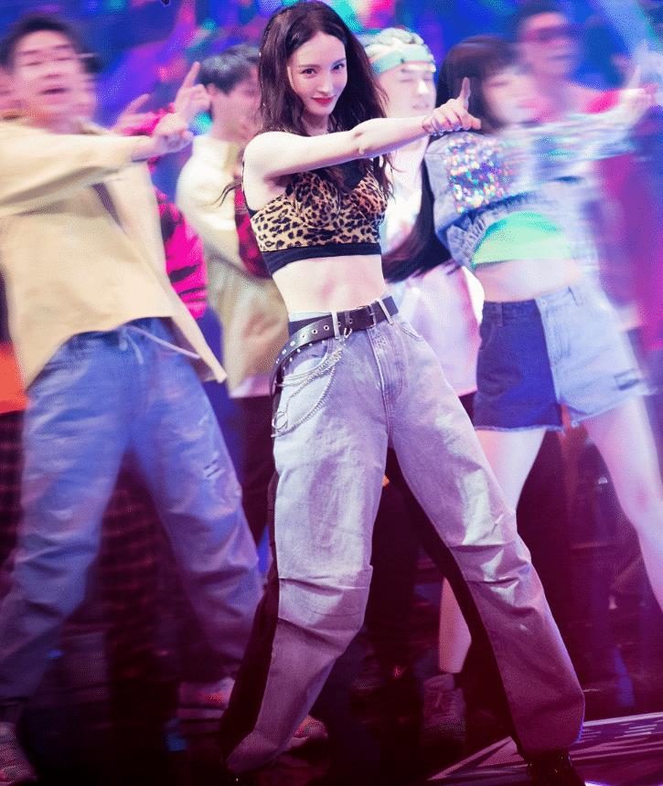 这就是街舞晒姐姐剧照黄圣依带伤上节目我却被金晨圈粉了