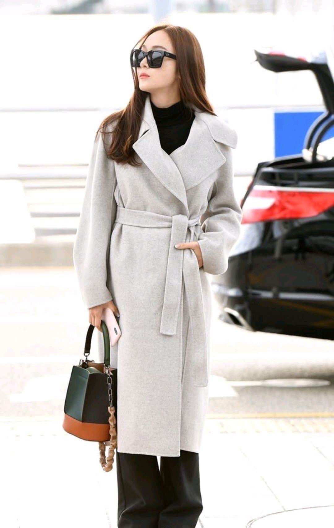 郑秀妍演绎霸道总裁出街穿灰色大衣低调又慵懒脸还没有巴掌大