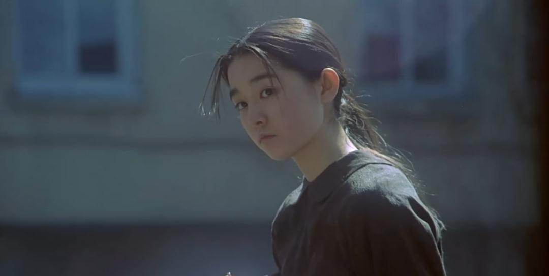 叫固力果(恰拉 饰)的妓女给了她名字——雅佳(日文中燕尾蝶的同音词)