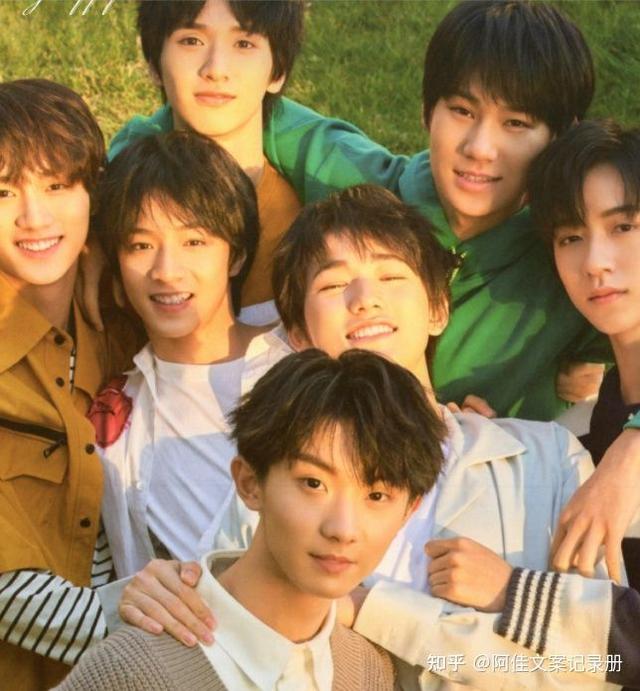 少年的梦想在嘉陵江和南滨路上熠熠生辉 裹挟在重庆的热浪里 吹遍一