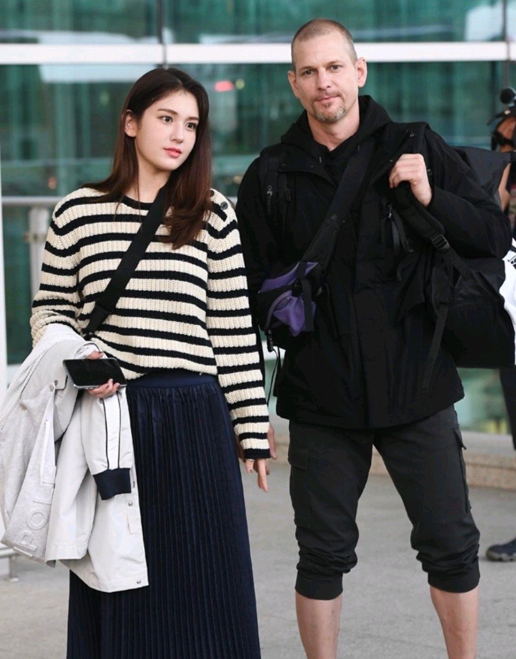 somi和爸爸一同现身绝对是整个机场最亮眼的存在,父女俩的颜值真的是