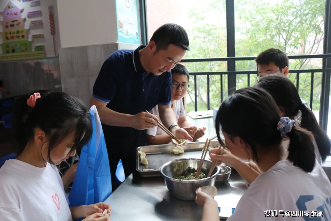 心灵手巧 爱意满满活动最后初中部刘汉军副校长还为今天获得积分赛第