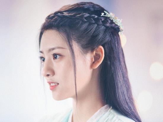 官鸿又一部古装剧来袭,女主和女二都很美,但论名气女二略胜一筹_玉昭