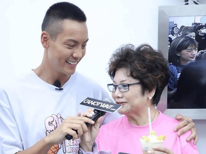 陈伟霆和妈妈出席活动 母子二人互动很甜