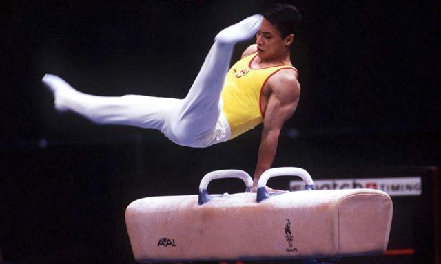 中国体操功勋李小双,退役后娶歌手娇妻,如今47岁仍无子嗣