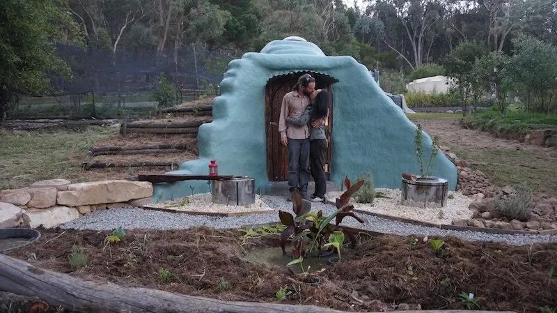 华人姑娘嫁新西兰老公 8年亲手打造180亩大农场 水电 蔬果自给自足 生活