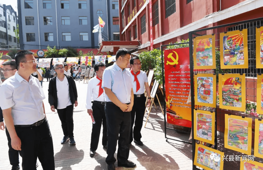 兴县刘世庆梁文壮刘云张超走进校园与小朋友们共庆六一国际儿童节